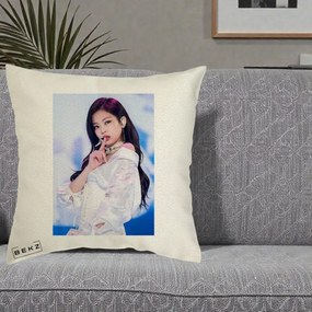 Perna Personalizata K-pop BLACKPINK Jennie Concert Alb cu Microfon, 40x40 cm, Ecru, Husa Detasabila, Perna Inclusa, BEKZ®