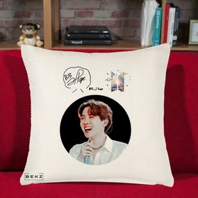 Perna Personalizata K-pop BTS J-Hope Portret cu Autograf, 40x40 cm, Crem Reliefat, Husa Detasabila, Perna Inclusa, BEKZ®