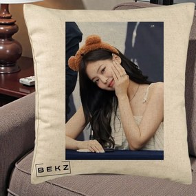 Perna Personalizata K-pop BLACKPINK Jennie Cute cu Diadema Ursulet, 40x40 cm, Bej, Husa Detasabila, Perna Inclusa, BEKZ®