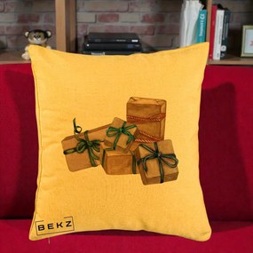 Perna Decorativa Cadouri de Craciun Kraft, 40x40 cm, Galben, Husa Detasabila, Perna Inclusa, BEKZ®