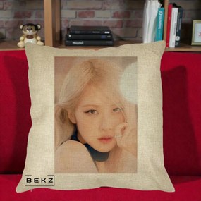 Perna Personalizata K-pop BLACKPINK Rose Blond cu Inel Roz Pastel, 40x40 cm, Crem, Husa Detasabila, Perna Inclusa, BEKZ®