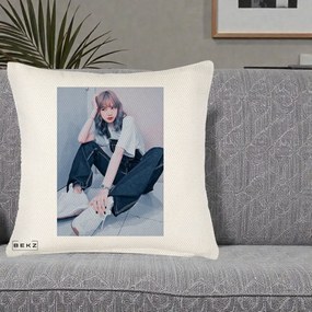 Perna Personalizata K-pop BLACKPINK Lisa, 40x40 cm, Crem Reliefat, Husa Detasabila, Perna Inclusa, BEKZ®