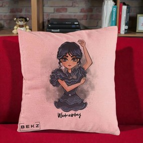 Perna Personalizata Wednesday Addams Dancing Queen, 40x40 cm, Roz, Husa Detasabila, Perna Inclusa, BEKZ®