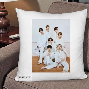 Perna Personalizata K-pop BTS Foto Grup All-White Elegant, 40x40 cm, Alb Pufos, Husa Detasabila, Perna Inclusa, BEKZ®