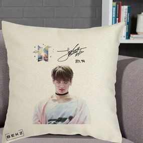 Perna Personalizata K-pop BTS Jungkook Portret cu Ochelari Autograf, 40x40 cm, Ecru, Husa Detasabila, Perna Inclusa, BEKZ®