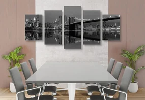 Tablou 5-piese reflexie Manhattanului în apă în design alb-negru