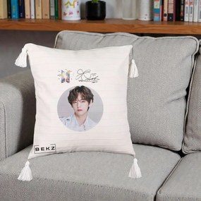 Perna Personalizata K-pop BTS V Taehyung Portret Cerc Autograf, 40x40 cm, Bej cu Franjuri, Husa Detasabila, Perna Inclusa, BEKZ®