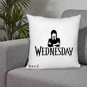 Perna Personalizata Wednesday Addams cu Brate Incrucisate, 40x40 cm, Alb Pufos, Husa Detasabila, Perna Inclusa, BEKZ®