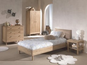 Set FORREST OAK format dintr-un Pat copii (90 x 200 cm), o noptieră, un Dulap camera copii cu 2 uși și o comodă cu 3 sertare.