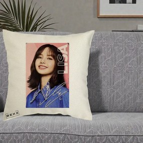 Perna Personalizata K-pop BLACKPINK Lisa cu Semnatura, 40x40 cm, Ecru, Husa Detasabila, Perna Inclusa, BEKZ®