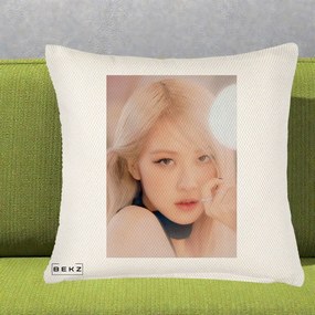 Perna Personalizata K-pop BLACKPINK Rose Blond cu Inel Roz Pastel, 40x40 cm, Crem Reliefat, Husa Detasabila, Perna Inclusa, BEKZ®