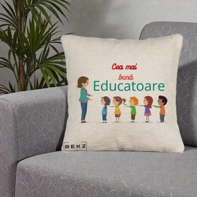 Cadou pentru Educatoare - Perna Personalizata Cea mai Buna Educatoare cu Ilustratie Copii si Educatoare, 40x40 cm, Bej Canapea, Husa Detasabila, Perna Inclusa, BEKZ®