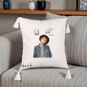 Perna Personalizata K-pop BTS Suga par Portocaliu Palarie Autograf, 40x40 cm, Bej cu Franjuri, Husa Detasabila, Perna Inclusa, BEKZ®