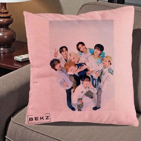 Perna Personalizata K-pop Stray Kids Foto Grup Bleu, 40x40 cm, Roz, Husa Detasabila, Perna Inclusa, BEKZ®