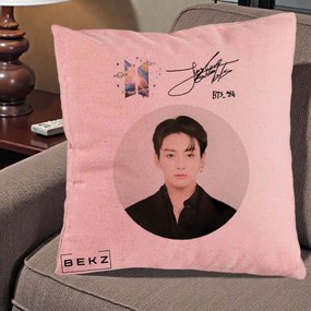 Perna Personalizata K-pop BTS Jungkook Portret cu Autograf, 40x40 cm, Roz, Husa Detasabila, Perna Inclusa, BEKZ®