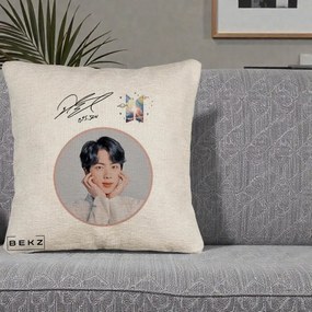 Perna Personalizata K-pop BTS Jin Portret cu Autograf, 40x40 cm, Bej Canapea, Husa Detasabila, Perna Inclusa, BEKZ®