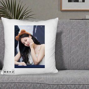 Perna Personalizata K-pop BLACKPINK Jennie Cute cu Diadema Ursulet, 40x40 cm, Alb Pufos, Husa Detasabila, Perna Inclusa, BEKZ®