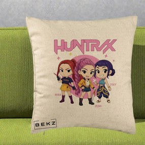 Perna Personalizata K-pop HUNTRX Trio Chibi cu Arme, 40x40 cm, Bej, Husa Detasabila, Perna Inclusa, BEKZ®