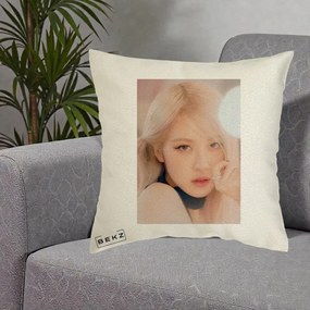 Perna Personalizata K-pop BLACKPINK Rose Blond cu Inel Roz Pastel, 40x40 cm, Ecru, Husa Detasabila, Perna Inclusa, BEKZ®