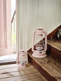 Felinar vintage roz cu petrol, din metal și sticlă, cu detalii argintii, capac de siguranță și fitil inclus, „Hurricane Lantern Pink Large"