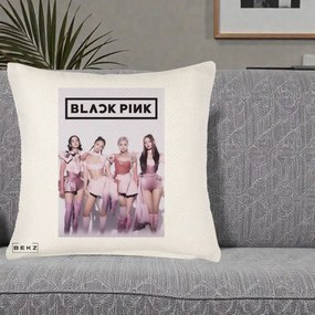 Perna Personalizata K-pop BLACKPINK Poster Roz Tinute Coordonate, 40x40 cm, Crem Reliefat, Husa Detasabila, Perna Inclusa, BEKZ®