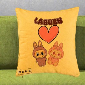 Perna Personalizata Labubu Cuplu Inima, 40x40 cm, Galben, Husa Detasabila, Perna Inclusa, BEKZ®
