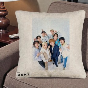 Perna Personalizata K-pop Stray Kids Foto Grup Alb cu 8 Membrii de Sus, 40x40 cm, Bej Canapea, Husa Detasabila, Perna Inclusa, BEKZ®