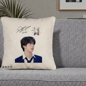 Perna Personalizata K-pop BTS Jin Portret Tinuta Albastra Autograf, 40x40 cm, Bej Canapea, Husa Detasabila, Perna Inclusa, BEKZ®