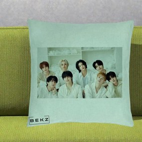Perna Personalizata K-pop Stray Kids Foto Grup All-White Landscape, 40x40 cm, Verde Menta, Husa Detasabila, Perna Inclusa, BEKZ®