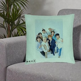 Perna Personalizata K-pop Stray Kids Foto Grup Alb cu 8 Membrii de Sus, 40x40 cm, Verde Menta, Husa Detasabila, Perna Inclusa, BEKZ®