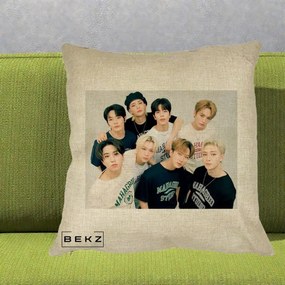 Perna Personalizata K-pop Stray Kids Foto Grup Text, 40x40 cm, Crem, Husa Detasabila, Perna Inclusa, BEKZ®