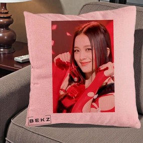 Perna Personalizata K-pop BLACKPINK Jisoo Rosu, 40x40 cm, Roz, Husa Detasabila, Perna Inclusa, BEKZ®