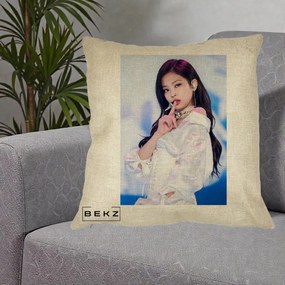 Perna Personalizata K-pop BLACKPINK Jennie Concert Alb cu Microfon, 40x40 cm, Crem, Husa Detasabila, Perna Inclusa, BEKZ®