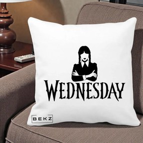 Perna Personalizata Wednesday Addams cu Brate Incrucisate, 40x40 cm, Alba Mata, Husa Detasabila, Perna Inclusa, BEKZ®