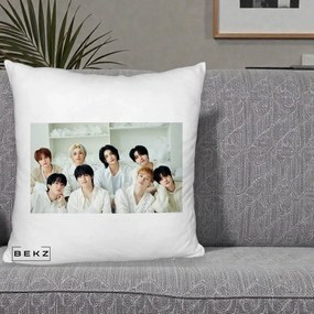 Perna Personalizata K-pop Stray Kids Foto Grup All-White Landscape, 40x40 cm, Alb Pufos, Husa Detasabila, Perna Inclusa, BEKZ®