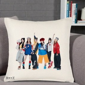 Perna Personalizata Grup K-pop Fete in Picioare Foto, 40x40 cm, Crem Reliefat, Husa Detasabila, Perna Inclusa, BEKZ®
