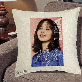 Perna Personalizata K-pop BLACKPINK Lisa cu Semnatura, 40x40 cm, Ecru, Husa Detasabila, Perna Inclusa, BEKZ®