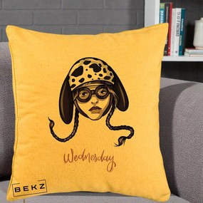 Perna Personalizata Wednesday Addams cu Caine Dalmatian, 40x40 cm, Galben, Husa Detasabila, Perna Inclusa, BEKZ®
