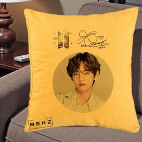 Perna Personalizata K-pop BTS V Taehyung Portret Cerc Autograf, 40x40 cm, Galben, Husa Detasabila, Perna Inclusa, BEKZ®