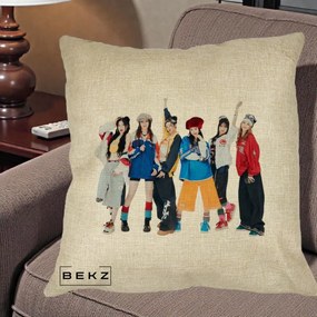 Perna Personalizata Grup K-pop Fete in Picioare Foto, 40x40 cm, Crem, Husa Detasabila, Perna Inclusa, BEKZ®