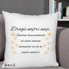 Cadou pentru Nasi - Perna Personalizata Dragii Nostri Nasi Suntem Binecuvantati cu Floricele, 40x40 cm, Alb Pufos, Husa Detasabila, Perna Inclusa, BEKZ®