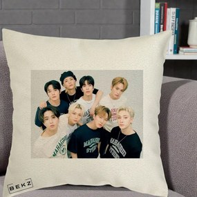 Perna Personalizata K-pop Stray Kids Foto Grup Text, 40x40 cm, Ecru, Husa Detasabila, Perna Inclusa, BEKZ®