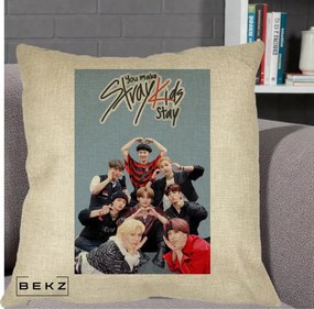 Perna Personalizata K-pop Stray Kids You Make Stray Kids Stay cu Foto Grup, 40x40 cm, Crem, Husa Detasabila, Perna Inclusa, BEKZ®