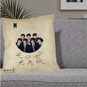 Perna Personalizata K-pop BTS Fotografie Grup Costum Negru si Autografe Cerc, 40x40 cm, Crem, Husa Detasabila, Perna Inclusa, BEKZ®