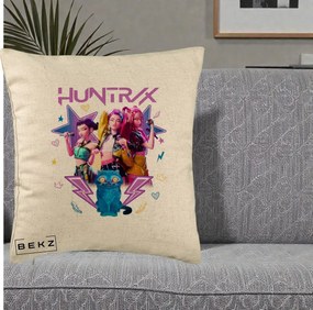 Perna Personalizata K-pop HUNTRX Trio 3D cu Pisica Fulgere, 40x40 cm, Bej, Husa Detasabila, Perna Inclusa, BEKZ®