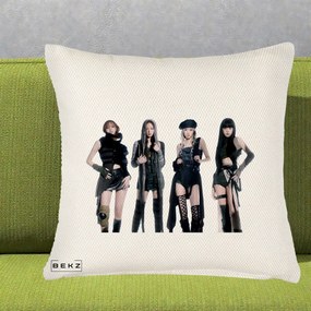 Perna Personalizata K-pop BLACKPINK Tinute Negre Elegante Grup, 40x40 cm, Crem Reliefat, Husa Detasabila, Perna Inclusa, BEKZ®