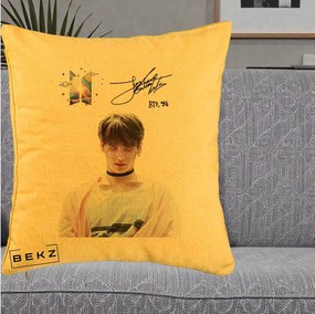 Perna Personalizata K-pop BTS Jungkook Portret cu Ochelari Autograf, 40x40 cm, Galben, Husa Detasabila, Perna Inclusa, BEKZ®
