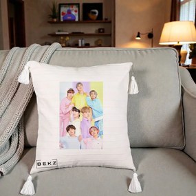 Perna Personalizata K-pop BTS Foto Grup Pastel Colorat cu 7 Membrii, 40x40 cm, Bej cu Franjuri, Husa Detasabila, Perna Inclusa, BEKZ®