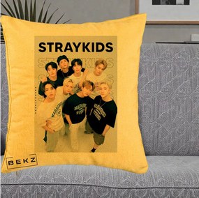 Perna Personalizata K-pop Stray Kids STRAYKIDS Alb-Negru cu Foto Grup, 40x40 cm, Galben, Husa Detasabila, Perna Inclusa, BEKZ®