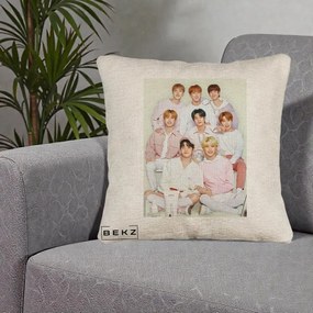 Perna Personalizata K-pop Stray Kids Foto Grup Pastel Roz-Alb cu 8 Membrii, 40x40 cm, Bej Canapea, Husa Detasabila, Perna Inclusa, BEKZ®